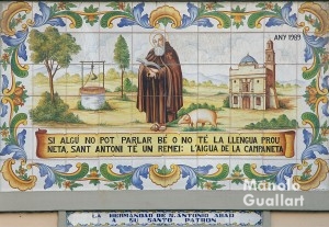 Azulejo de cerámica en la fachada de la parroquia San Antonio Abad en la calle Sagunto de Valencia. Foto de Manolo Guallart.