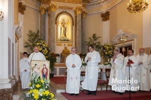 El párroco Javier Sevilla y los concelebrantes en la Misa Mayor por San Antonio abad. Foto de Manolo Guallart.