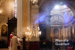 Haz de luz que ilumina al santo en el momento de la proclamación del Evangelio. Foto de Manolo Guallart.