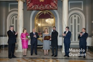 Pere Fuset entrega a María Falcón la placa con su nombramiento. Foto de Manolo Guallart.
