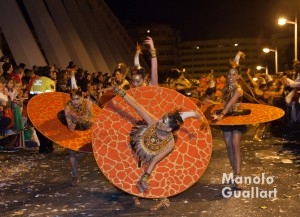 Danzas en el puente de la Exposición durante la cabalgata. Foto de Manolo Guallart.