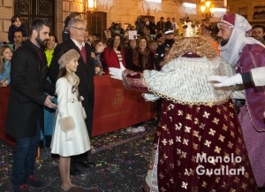 El alcalde de Valencia (Joan Ribó), el concejal de Cultura Festiva (Pere Fuset) y la Fallera Mayor Infantil (Sofía Soler) reciben al rey Gaspar en la puerta del Ayuntamiento. Foto de Manolo Guallart.