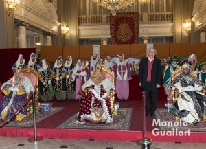 Sus Majestades los Reyes Magos, Melchor, Gaspar y Baltasar, con el alcalde de Valerncia, Joan Ribó, en el Salón de Cristal. Foto de Manolo Guallart