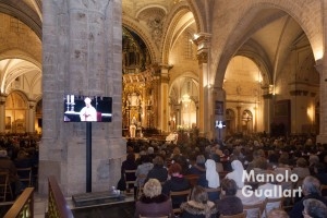 Retransmisión de la eucaristía en la catedral de Valencia. Foto de Manolo Guallart.