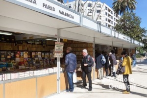Casetas de libros en la Gran Vía Marqués del Turia de Valencia. Foto de Manolo Guallart.