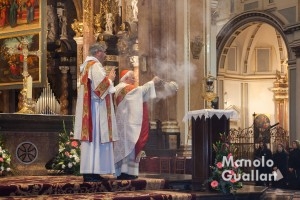 El cardenal Cañizares inciensa el Santo Cáliz. Jueves Santo en la Catedral de Valencia. Foto de Manolo Guallart.