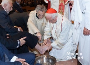 El cardenal Cañizares lava los pies a un laico. Jueves Santo en la Catedral de Valencia. Foto de Manolo Guallart.