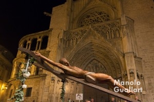 Jesús Crucificado ante la Puerta de los Apóstoles de la Catedral de Valencia. Foto de Manolo Guallart.