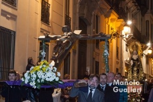 Jesús en la Cruz acompañado por la Dolorosa de Benifairó de Valldigna. Foto de Manolo Guallart.