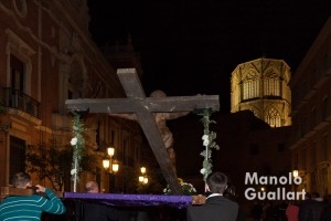 La Cruz llegando al término del Via Crucis de Ciutat Vella en la plaza del Arzobispo. Foto de Manolo Guallart.