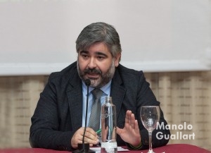Juanfran Barberá, laureado director artísitco del altar del Tossal, en la mesa redonda. Foto de Manolo Guallart.