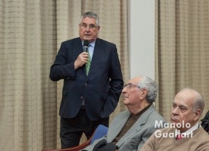 Enric Esteve, presidente de Lo Rat Penat, en el debate posterior a la mesa redonda. Foto de Manolo Guallart.