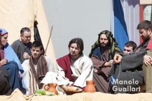 La Pasión de Benetússer. Jesú come con la familia de un fariseo. Foto de Manolo Guallart.
