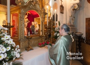 La clavariesa mayor del altar del Mercat, Rosa Mª Queralt, en la ofrenda al santo. Foto de Manolo Guallart.