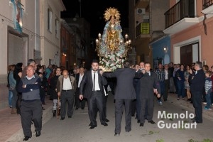 Portadores de Corbera llevando a la Virgen en procesión. Foto de Manolo Guallart.