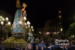 Procesión nocturna con la Virgen en Corbera (al fondo la parroquia de los Santos Vicentes). Foto de Manolo Guallart.