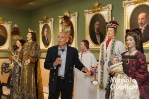 El restaurador Abelardo Sastre ante los "Bultos" en su presentación. Foto de Manolo Guallart.