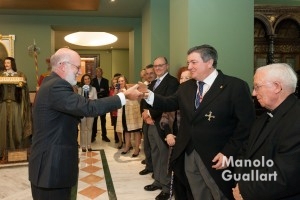 Manuel Desantes entrega al notario César Belda un incunable del Sermonario de San Vicente Ferrer. Foto de Manolo Guallart.