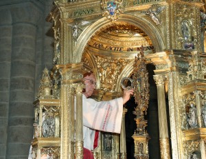 El canónigo Manuel Plana colocando la hostia consagrada en la custodia para la procesión del Corpus Christi de 2007. Foto de Manolo Guallart.