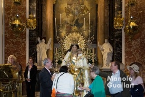 Camareras de la Corte de Honor de la Virgen participan con oraciones en el Besamano. Foto de Manolo Guallart.