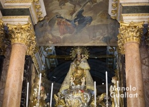 "Descoberta" de la Virgen de los Desamparados después del Besamano. Foto de Manolo Guallart.