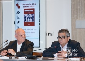 Francesc Bayarri (dcha.) junto a Rafael Solaz en la presentación del libro. Foto de Manolo Guallart.
