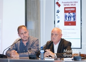 Rafael Solaz presentando su libro "Valencia Canalla"  de Editorial Samaruc. Foto de Manolo Guallart.