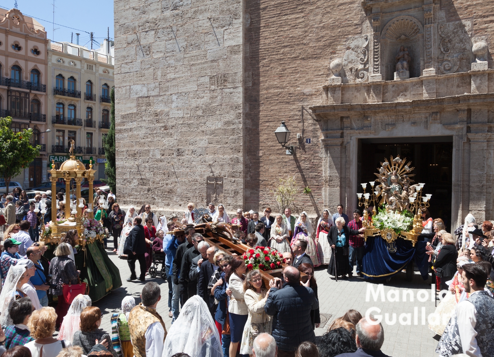 El Cristo del Grao llega a la parroquia de Santa María del Mar, en el Grao de Valencia, acompañado por la Asunción de María y por el "Lignum Crucis". Foto de Manolo Guallart.