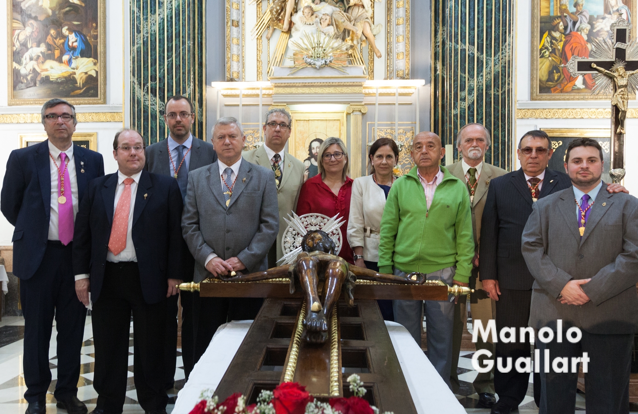 Junta de Gobierno de la Cofradía del Santísimo Cristo del Grao con la imagen en el altar mayor de Santa María del Mar. Foto de Manolo Guallart.