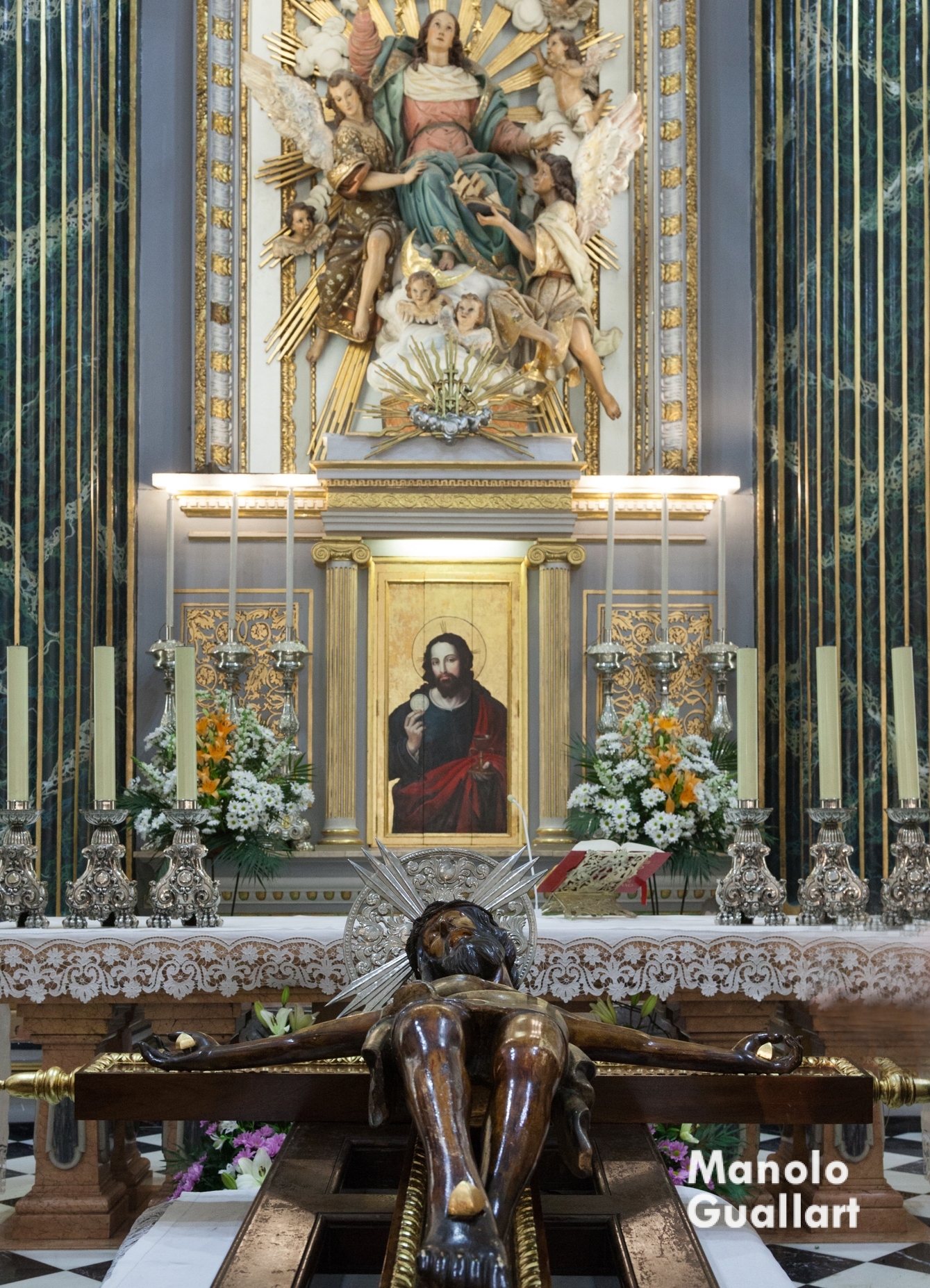El Santísimo Cristo del Grao en el altar mayor de la parroquia de Santa María del Mar. Foto de Manolo Guallart. 