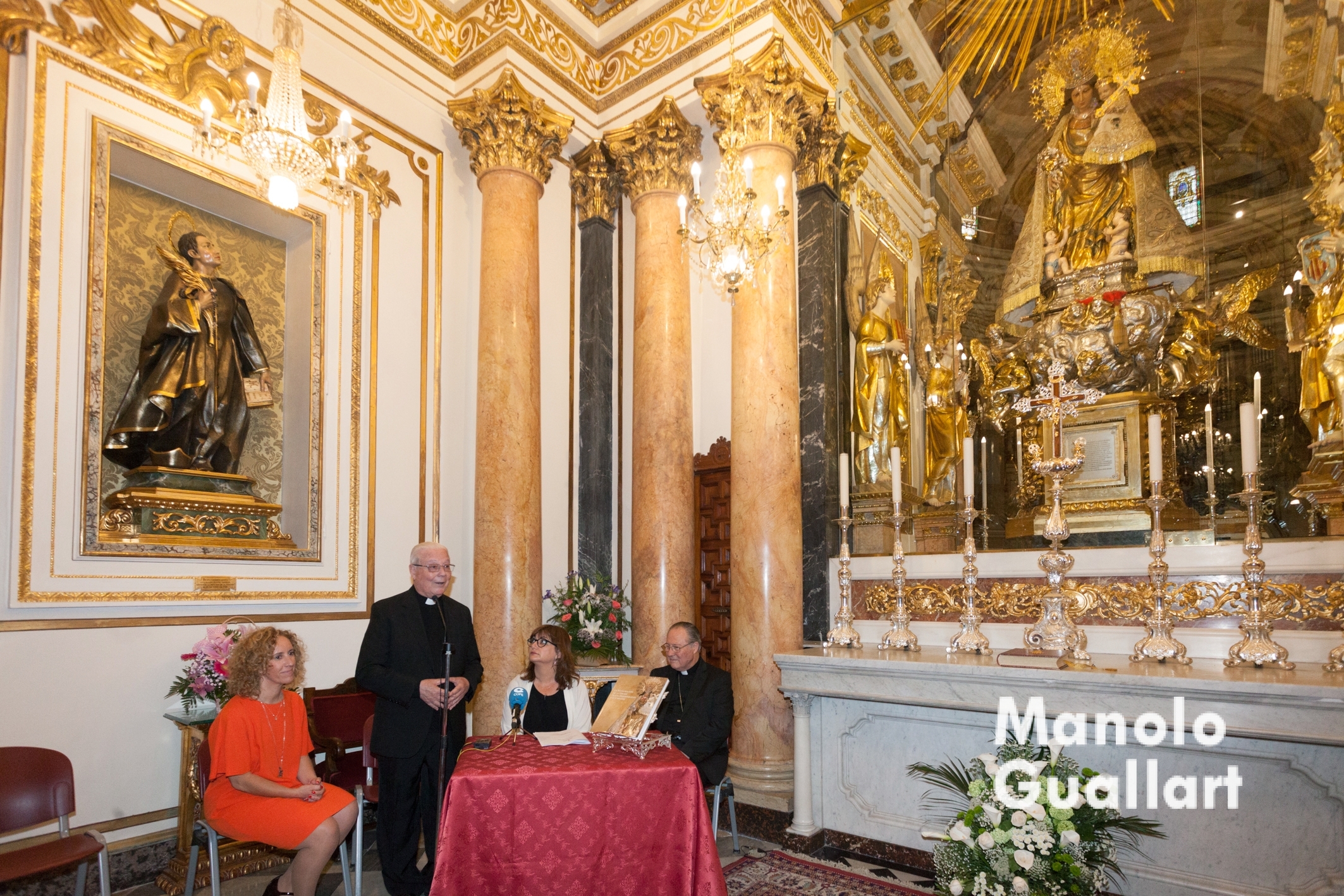 Juan Bautista Antón hablando en la presentación del libro sobre la restauración de la Virgen. Foto de Manolo Guallart.