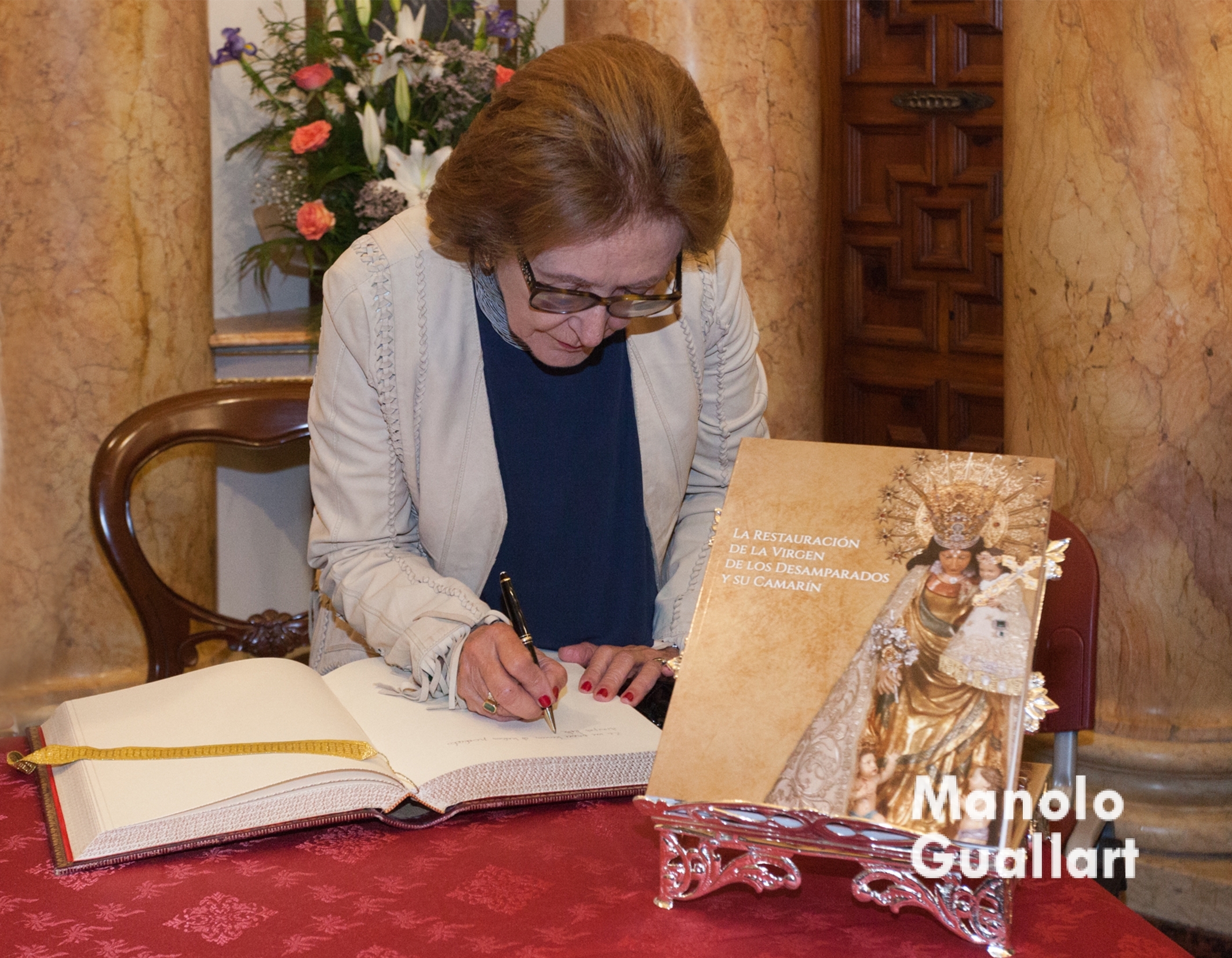 Carmen Pérez firma en el Libro de Oro de la Basílica de la Virgen. Foto de Manolo Guallart.