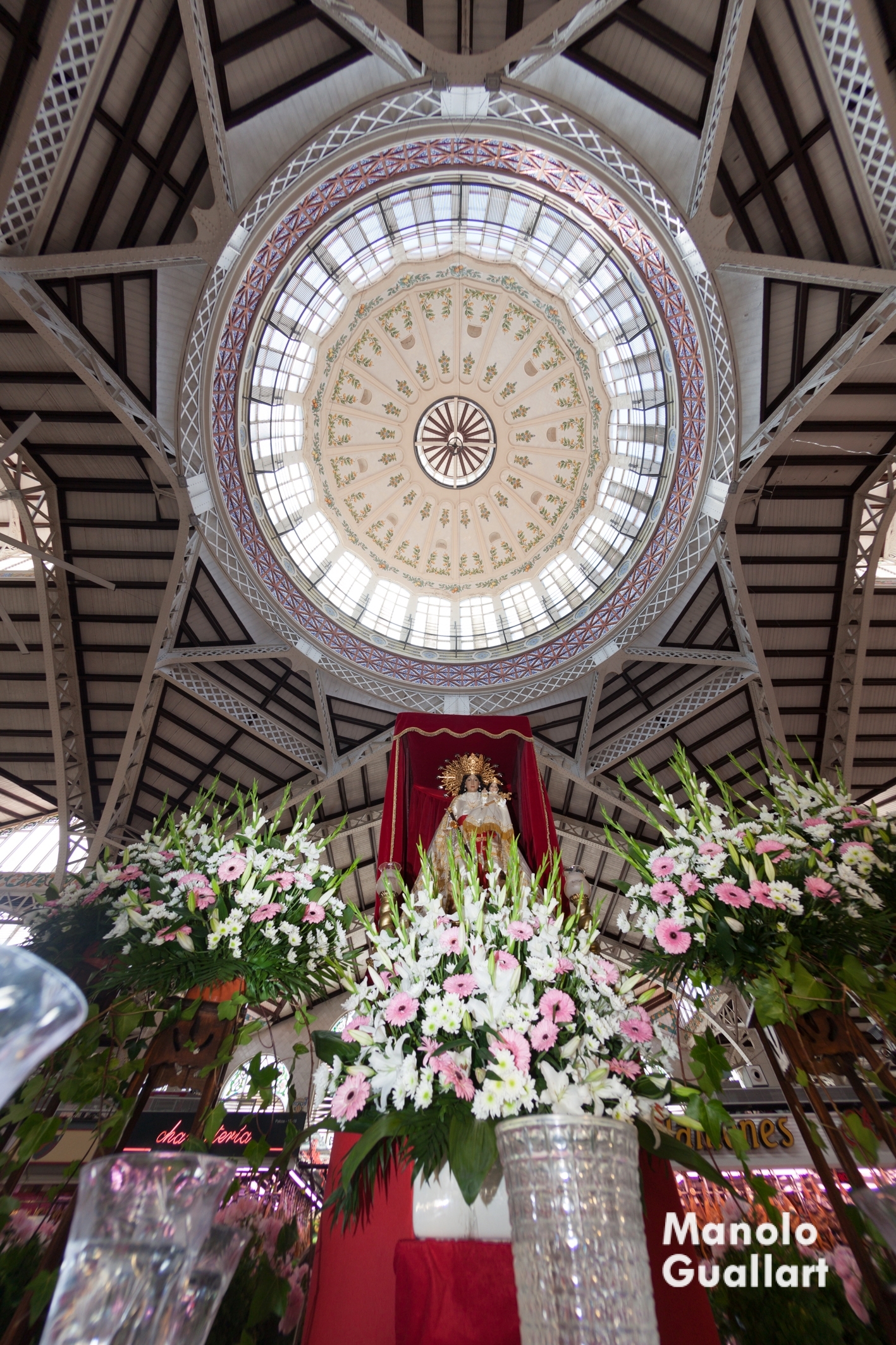 La Virgen de los Desamparados bajo la bóveda del Mercado Central de Valencia. Foto de Manolo Guallart.