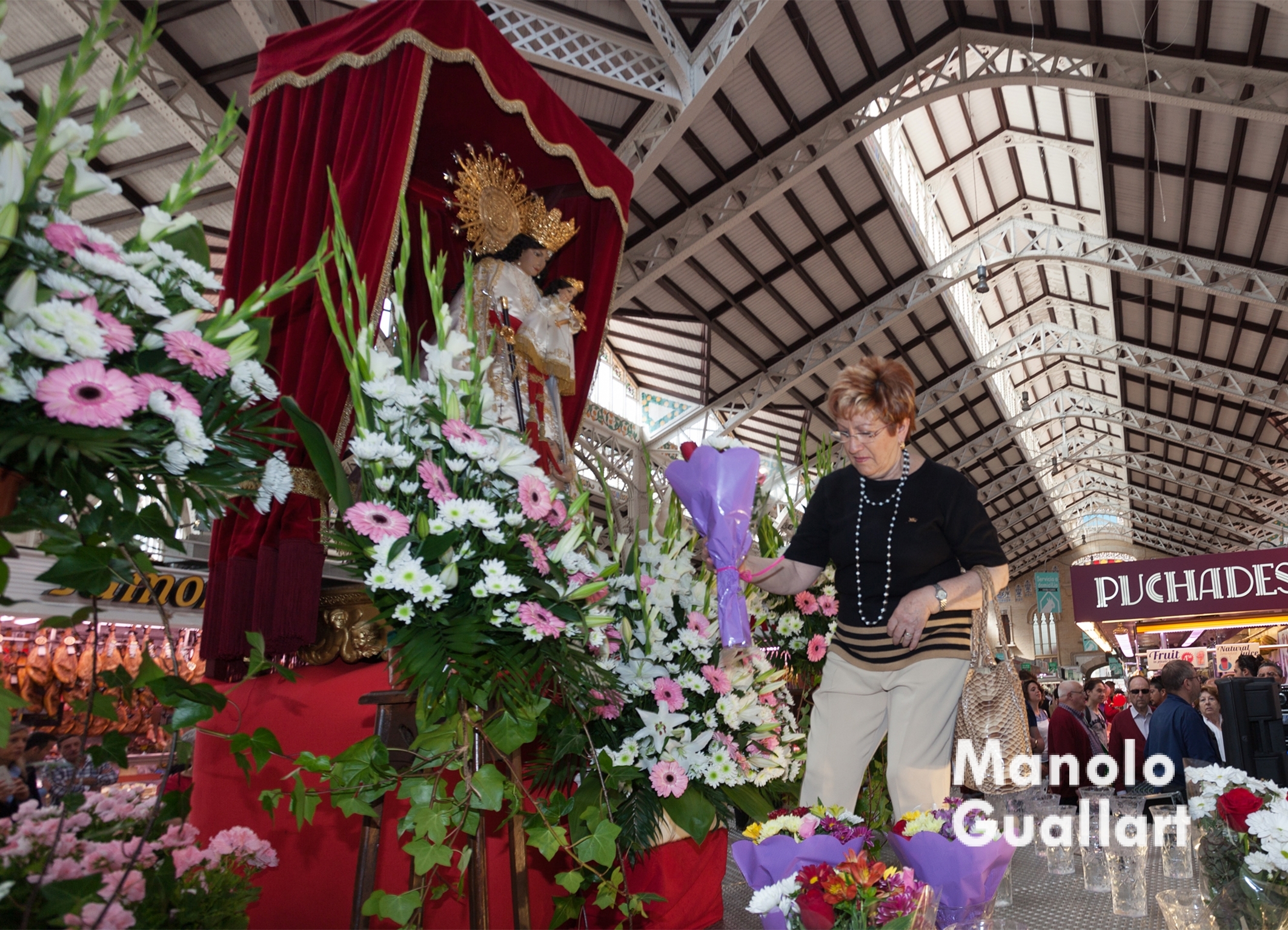 Ofrenda a la Virgen en el Mercado Central de Valencia. Foto de Manolo Guallart.