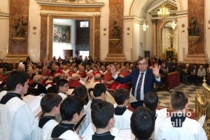 Luis Garrido dirigiendo a la Escolanía de la Virgen en la Vísperas de la fiesta. Foto de Manolo Guallart.