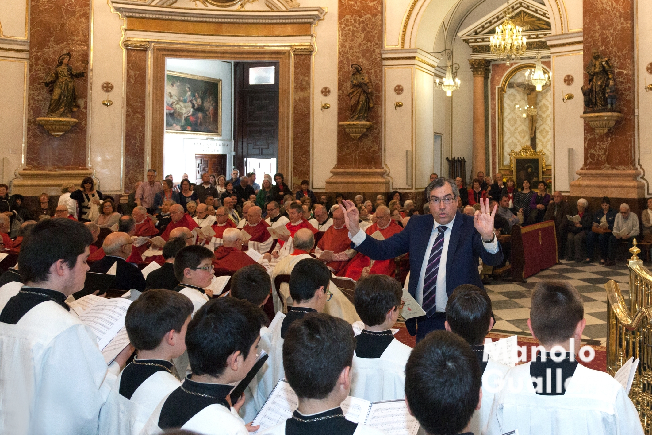 Juan José Garrido dirigiendo a la Escolanía de la Virgen en la Basílica. Foto de Manolo Guallart.