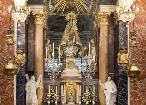 La Virgen de los Desamparados en el altar mayor de la Basílica. Foto de Manolo Guallart.