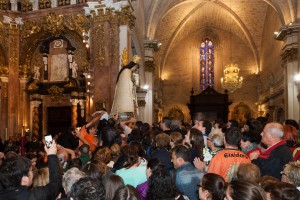 Fervor popular después del Traslado de la Virgen en el altar mayor de la Catedral. Foto de Manolo Guallart