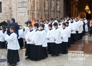 La Escolanía de la Virgen participan en la solemne procesión. Foto de Manolo Guallart.
