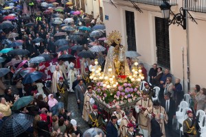 Procesión de la Virgen por la calle de Caballeros. Foto de Manolo Guallart.