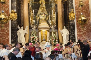 Bendición final del cardenal Cañizares tras la procesión de la Virgen. Foto de Manolo Guallart.