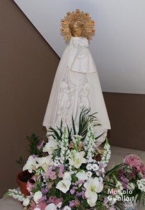 La imagen de la Virgen en la Escolanía tras la ofrenda de los escolanes. Foto de Manolo Guallart.