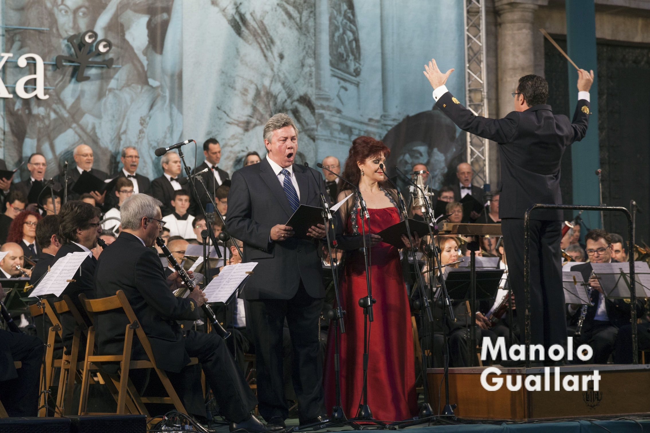 La soprano María José Martos y del tenor Vicente Ombuena en la "Ronda a la Verge". Foto de Manolo Guallart.