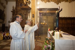 MIsa solemne en la parroquia de Santo Tomás y San Felipe Neri. Foto de Manolo Guallart.