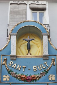 La imagen de Sant Bult en el altar ubicado en su plaza. Foto de Manolo Guallart.