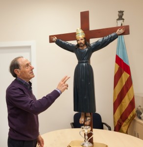 Antonio Bellido, presidente de la Junta de Clavarios, con la imagen peregrina de "Sant Bult. Foto de Manolo Guallart.
