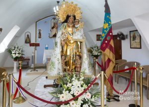 La Virgen de los Desamparados en la ermita de Nuestra Señora del Carmen en El Perellonet. Foto de Manolo Guallart.