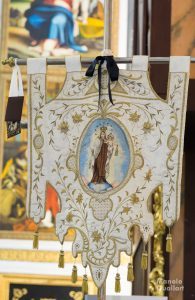 Estandarte de la cofradía de la Virgen del Carmen del Grao. Foto de Manolo Guallart.