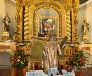 La imagen original de San Vicente Mártir de Benimámet tras ser bajada del altar mayor. Foto de Manolo Guallart.