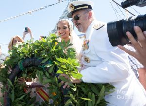 Alicia Moreno (FMV) y Enrique Zafra (comandante naval) lanzan la corona de laurel al mar. Foto de Manolo Guallart.